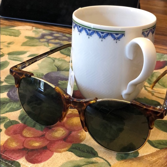Sunglasses never used - Picture 1 of 5
